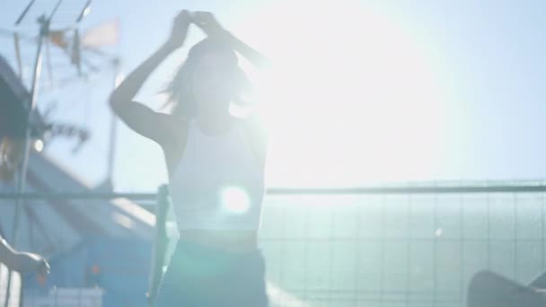 Close View Girl Spinning Roller Skates Bright Sunshine Horizontal Video — Αρχείο Βίντεο