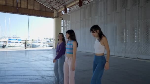 Close Tracking Shot Three Happy Girls Roller Skating Outdoors Horizontal — Vídeo de stock