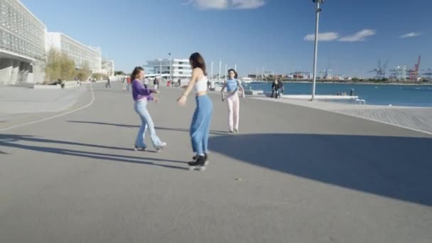 Three Girls Spin Rollerskates Harbor Circus Sunlight Horizontal Video — Αρχείο Βίντεο