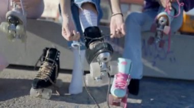 Patenlerle bağcıklarını bağlayan kızların yakın ön görüntüsü, yüzü yok - 4K Yatay Video