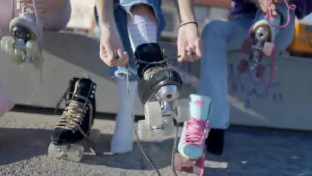 Close Frontal View Girls Tying Laces Roller Skates Face Horizontal — Vídeo de stock