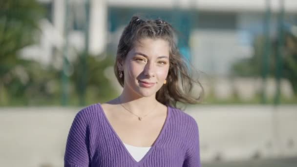 Close Portrait Shot Dark Haired Teenage Girl Purple Top Outdoors — Vídeo de Stock