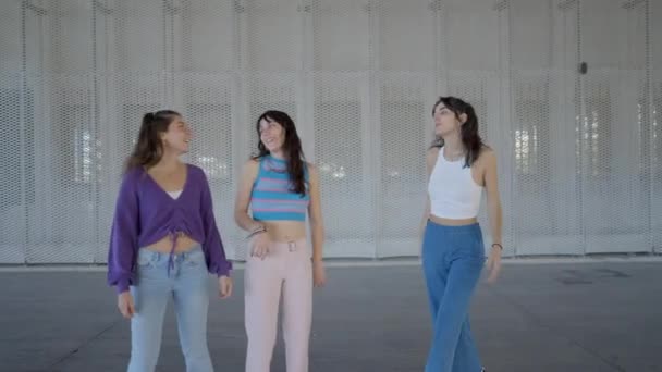 Panning Shot Three Girls Roller Skates Chatting Laughing Horizontal Video — Vídeo de stock