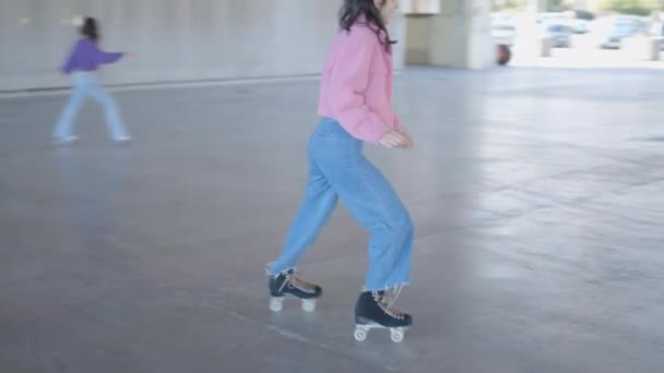 Dark Haired Girl Jeans Pink Jacket Roller Skating Close Slomo — Αρχείο Βίντεο
