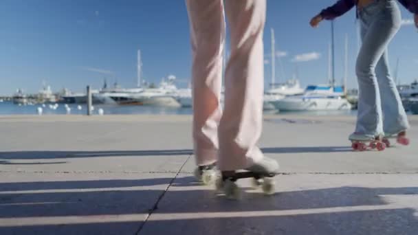 Close Ground View Legs Girls Turning Roller Skates Harbor Horizontal — Vídeo de stock
