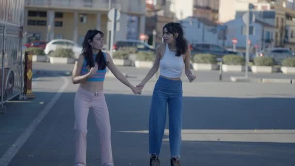 Slomo Two Dark Haired Girls Roller Skating Street Camera Horizontal — ストック動画