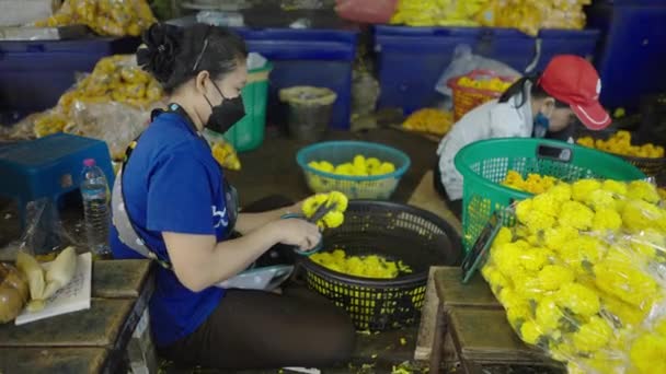 Florist Making Phuang Malai Garland Pak Khlong Talat Bangkok Thailand — Stockvideo