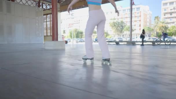 Legs Woman Pink Pants Roller Skating Outdoors Close Slomo Shot — ストック動画