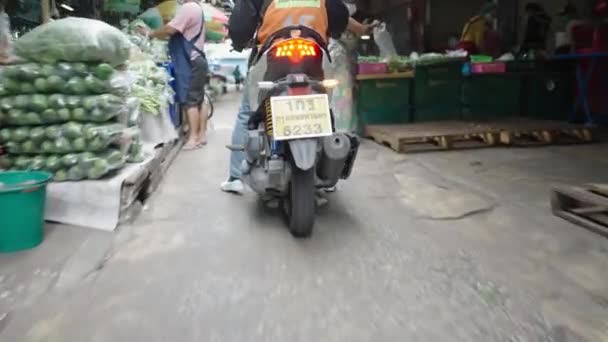 Rijden Smalle Zijstraten Drukke Markt Van Pak Khlong Talat Bangkok — Stockvideo