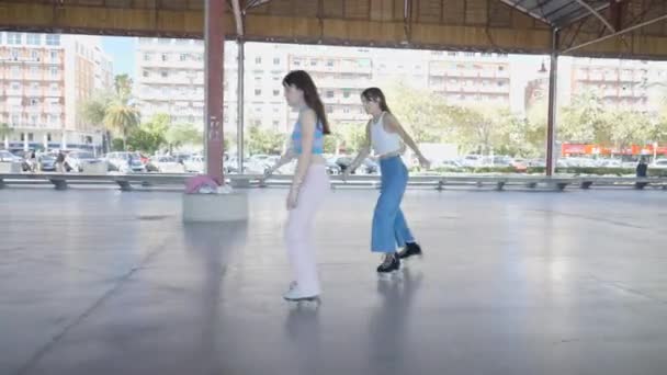 Drie Donkerharige Meisjes Doen Trucs Rolschaatsen Volgende Zijaanzicht Horizontale Video — Stockvideo