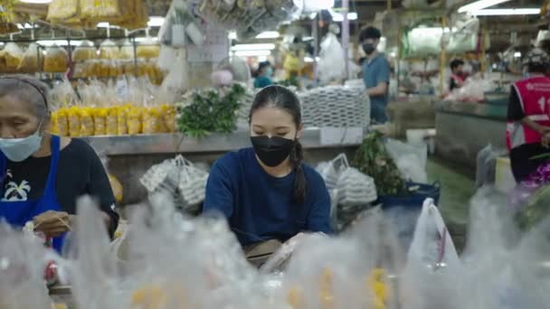 Senior Young Flower Seller Making Aesthetic Thai Garlands Bangkok Central — Stock video