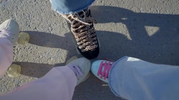 Накладні Віджимання Ретро Роликових Ковзанів Ногах Дівчат Джинсах Горизонтальне Відео — стокове відео