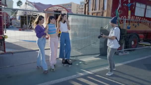 Male Photographer Takes Picture Three Young Women Slomo Pan Horizontal — Αρχείο Βίντεο