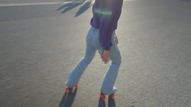 Kotlu patenci kızın arkasından yaklaş, yüzü yok - 4K Yatay Video