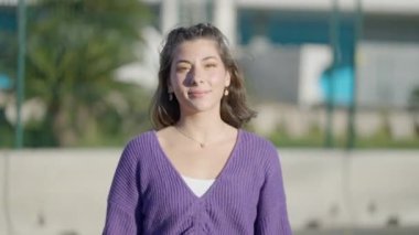 Koyu renk saçlı, açık havada lolipoplu kızın yakın görüntüsü - 4K Yatay Görüntü