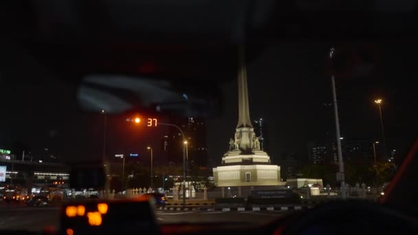 Traffic Circle Few Moving Vehicles Victory Monument Night Viewed Car — стоковое видео