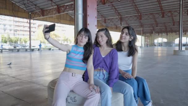 Three Happy Girls Roller Skates Outdoors Take Selfie Phone Horizontal — Vídeos de Stock
