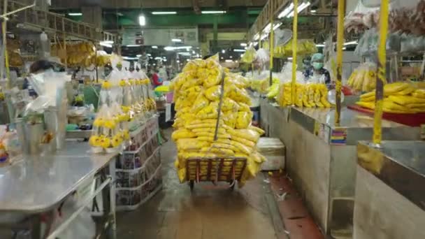 Worker Pulling Hand Trolley Bundles Phuang Malai Flower Garland Bangkok — Video Stock