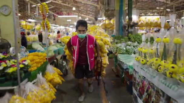 Man Pulling Hand Truck Trolley Loaded Bundle Phuang Malai Pak — Video Stock