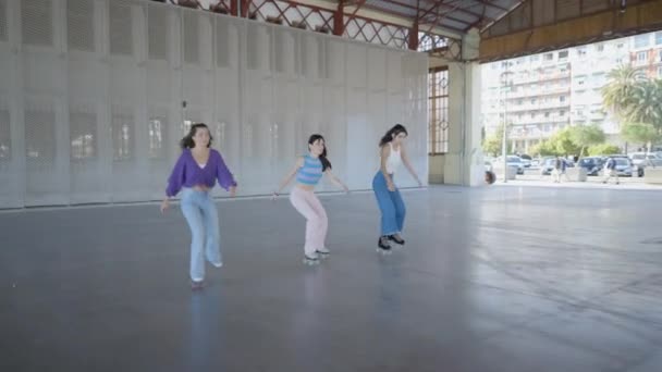 Three Girls Hold Feet While Roller Skating Fast Forward Follow — ストック動画