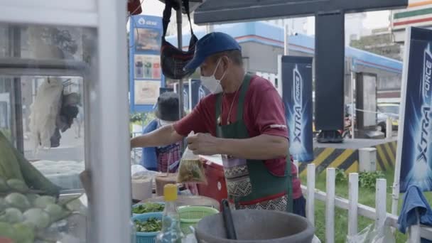 Food Vendor Preparing Take Away Food Medium Shot Horizontal Video — Stock video