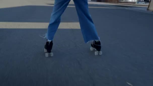 Meisje Blauwe Jeans Rolschaatsen Door Zonnige Haven Kantelen Van Grond — Stockvideo
