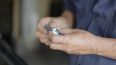 Tamircide araba tamircisinin elleri araba aksesuarı tutuyor. Kapat - 4K Yatay Görüntü