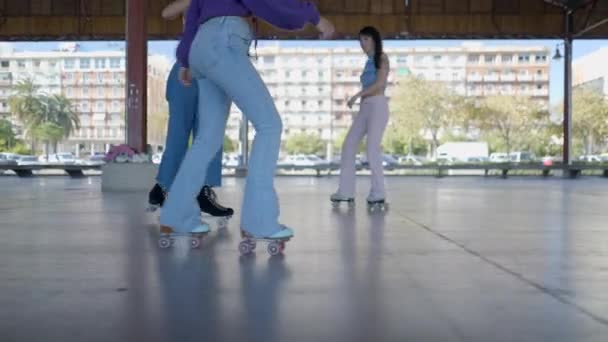 Ground View Shot Legs Roller Skating Girls Outdoors Horizontal Video — Vídeos de Stock
