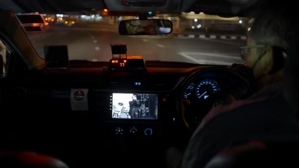Επιβάτες Pov Από Πίσω Κάθισμα Ενός Αυτοκινήτου Οδήγησης Νύχτα Στην — Αρχείο Βίντεο