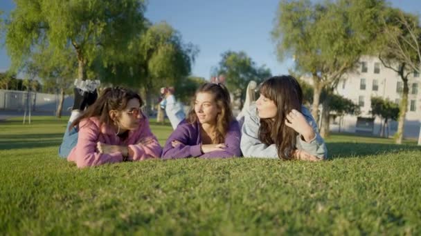 Дівчата Підлітки Лежать Обличчям Вниз Траві Розмовляють Вид Спереду Горизонтальне — стокове відео