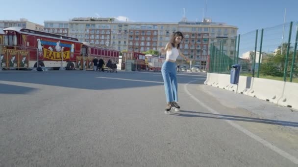 Slomo Van Geschoold Meisje Rolschaatsen Zonnige Straat Naast Circus Horizontale — Stockvideo