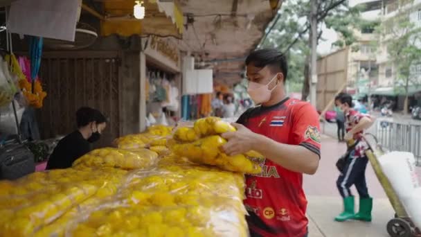 Man Retail Storefront Arranging Packed Marigold Flower Display Bangkok Flower — стоковое видео