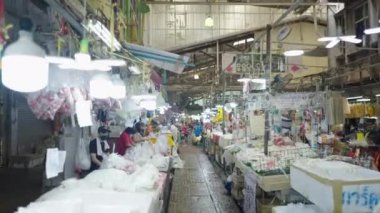 Tayland, Bangkok 'taki Pak Khlong Talat Market' te tezgahlar arasında yürüyen bir kişinin POV 'u. - 4K Yatay Görüntü