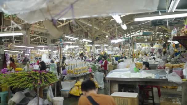 Floral Displays Numerous Merchant Stalls Spacious Bangkok Flower Market Pak — Αρχείο Βίντεο