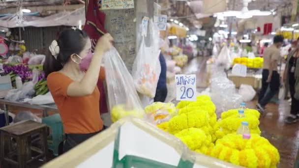 Vendor Packing Yellow Marigold Phuang Malai Floral Garland Pak Khlong — Stok Video