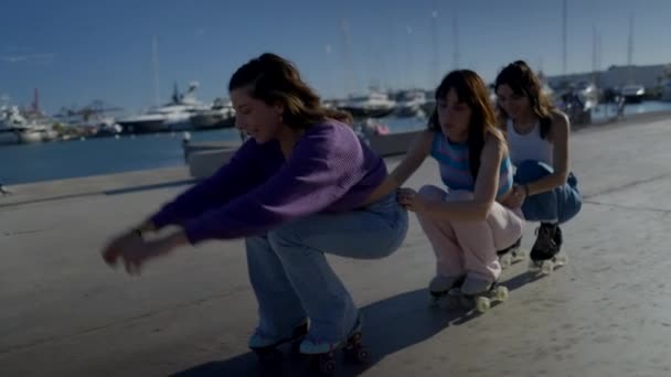 Three Happy Girls Roller Skate Line Harbor Fall Slomo Horizontal — Wideo stockowe