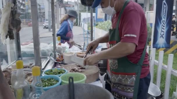 Thai Sidewalk Food Vendor Skillfully Chops Ingredients Dish Close Shot — Stock video