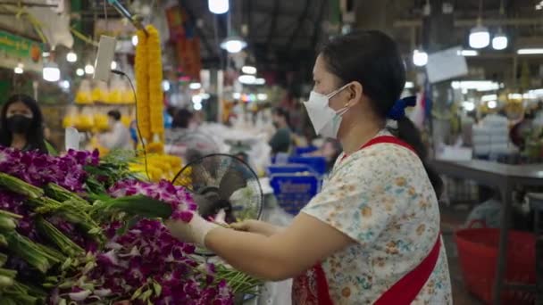 Aziatische Bloemist Dragen Beschermende Gezichtsmasker Tijdens Het Maken Van Boeket — Stockvideo