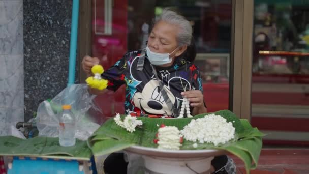 Old Female Vendor Making Flower Garlands Pak Khlong Talat Flower — стоковое видео