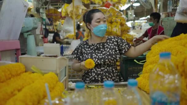 Seller Making Marigold Garlands Pak Khlong Talat Market Amidst Covid — Stok video