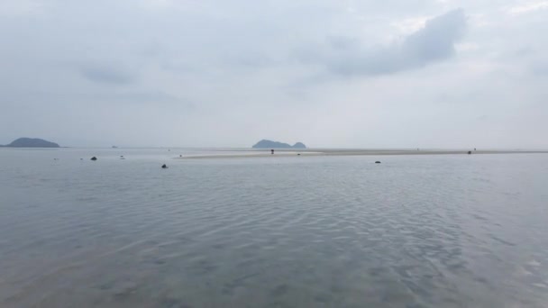 Shallow Sea Shore Low Tide Koh Phangan Thailand Female Thai — Vídeo de Stock