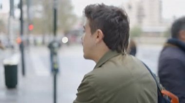 Sokakta yürüyen sihirbazın ve sihirbazlık numaraları gösterecek insanları bulmanın yakın portresi. - 4K Yatay Görüntü