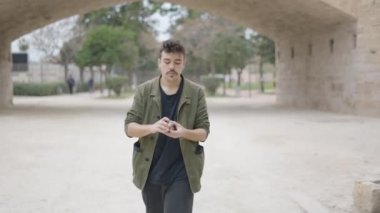 Profesyonel sokak sihirbazı etkileyici bir el kartı hilesi sergiliyor. - 4K Yatay Görüntü