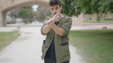 Elinde iskambil kağıtlarıyla yeşil ceketli sihirbaz. - 4K Yatay Görüntü