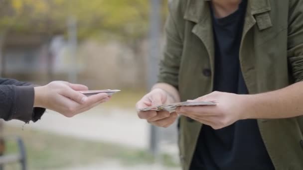 Profesional Street Magician Realiza Impresionante Truco Mano Tarjeta Vídeo Horizontal — Vídeos de Stock