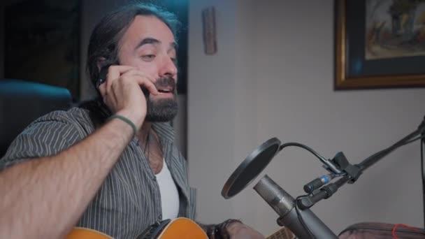 Stüdyosunda Telefonuyla Konuşan Müzik Etkeni Ağır Çekim Orta Çekim — Stok video