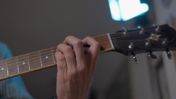 Hairy Man Hand Playing Guitar Studio Close Shot — 图库视频影像