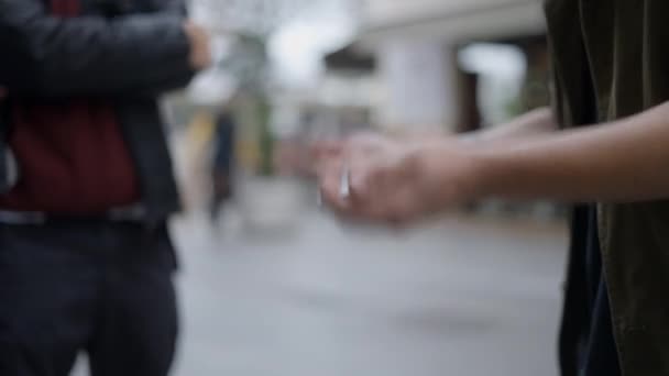 Tiro Perto Homem Mostrar Cartas Rua Cidade Homem Mágico Mostrando — Vídeo de Stock