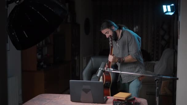 Young Bearded Musician Teaching His Student Each Part Guitar Has — Αρχείο Βίντεο