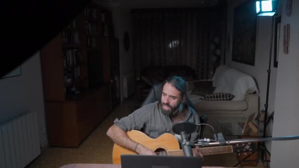 Mladý Atraktivní Hudebník Hrající Emocionální Šťastnou Píseň Svém Domácím Studiu — Stock video